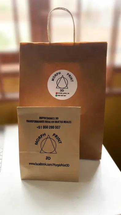 Pedido listo para enviar en bolsa kraft con el logo de Morph Print 3D