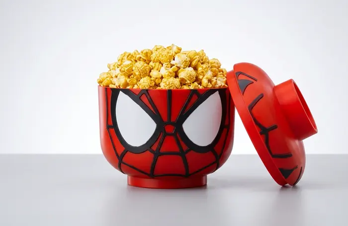 Palomera Lego de Spider-Man con tapa, abierta y llena de canchita