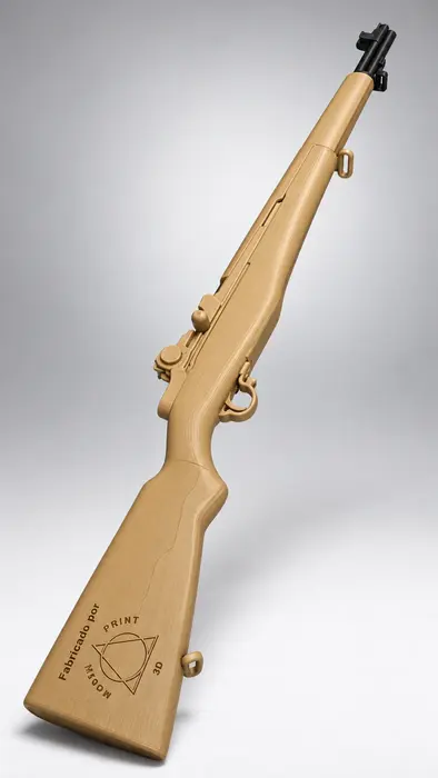 Réplica decorativa de rifle impresa en 3D en color madera, con el grabado de Morph Print 3D